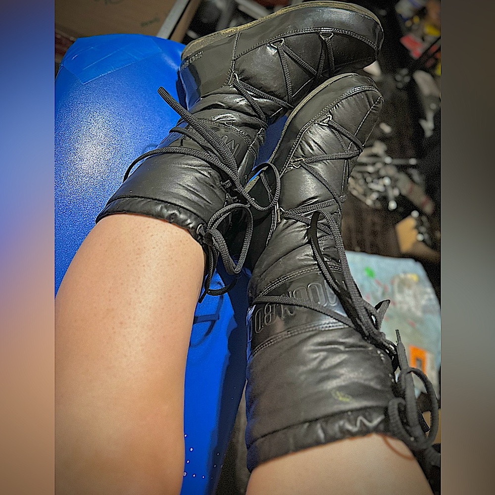 Authentic original moon boot by Tecnica in black